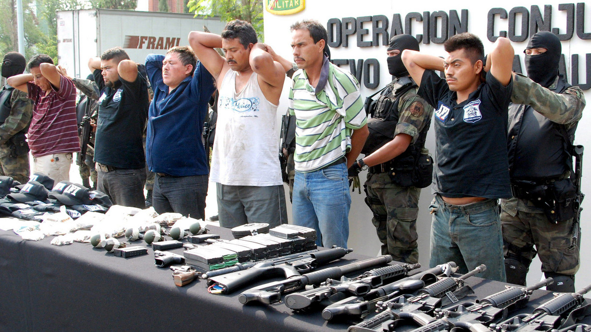 Śmierć zawsze kreśli jakąś historię. W Meksyku tą historia jest walka z nielegalnym "przemysłem" narkotykowym. Wojna wydana gangom narkotykowym staje się o coraz bardziej bezwzględna - a wszystko za sprawą tylko jednej grupy. Mowa o Los Zetas - "organizacji" założonej w latach 90. przez byłych rekrutów z armii meksykańskiej.