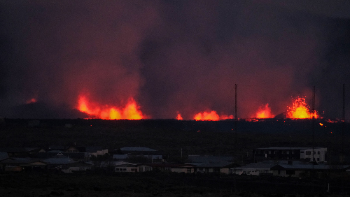 epa11077237 - ICELAND VOLCANIC ERUPTION (Eruption fissure opens on the outskirts of fishing town of Grindavik in Reykjanes peninsula)