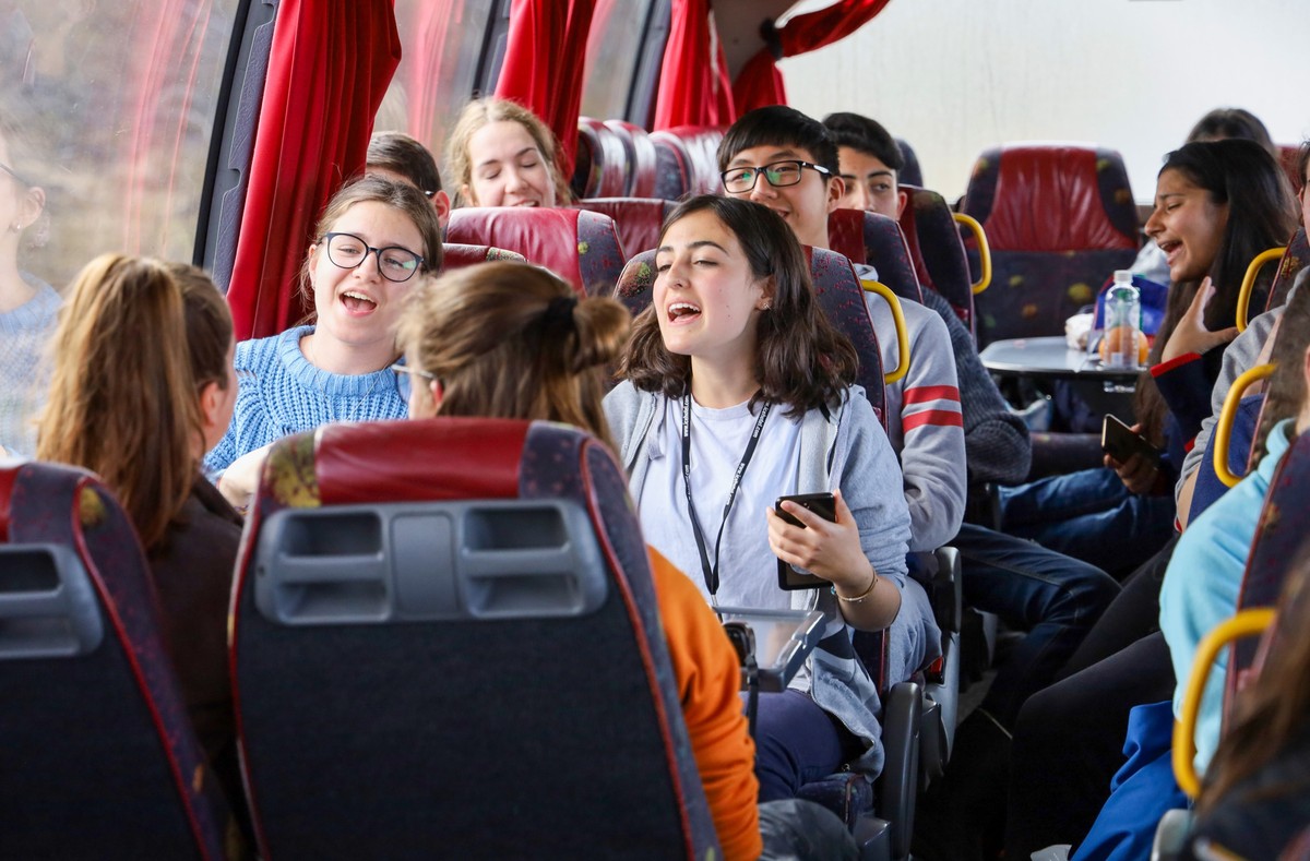 wycieczka szkolna młodzież autokar autobus zwiedzanie wielkopolska z klasą wycieczki szkolne atrakcje turystyczne uczniowie szkoły dyrektor