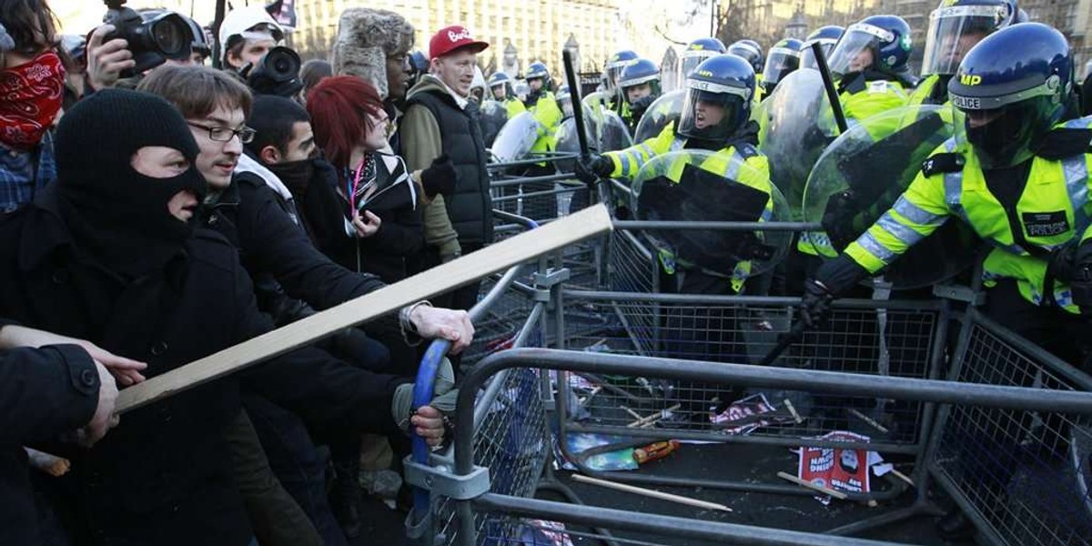 Studenci biją się z policją, atakują auto księcia Karola Foty