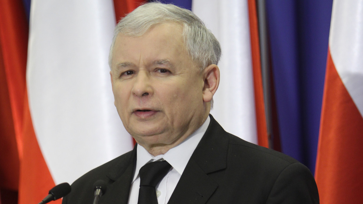 Jarosław Kaczyński po ponad pół roku nadal nie przeprosił Agory za porównanie "Gazety Wyborczej" do "Trybuny Ludu". Teraz do Sejmu trafił wniosek, który ma pomóc w zdyscyplinowaniu szefa PiS - informuje "Newsweek".