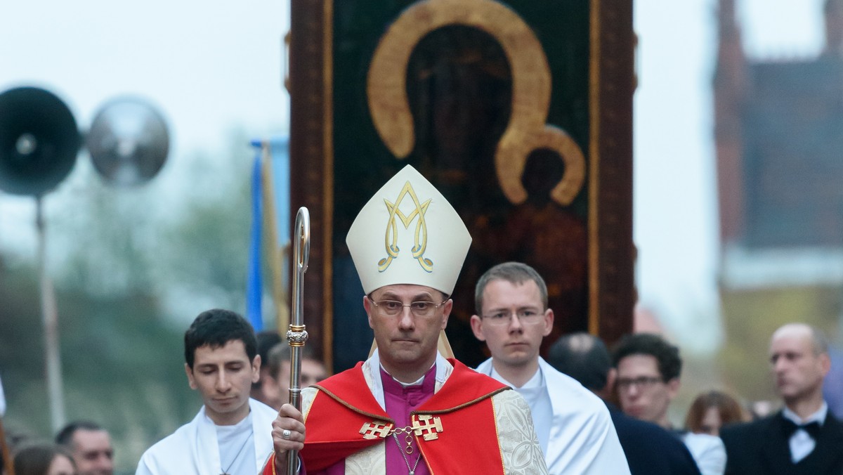 Obraz Matki Bożej Częstochowskiej powitano dzisiaj wieczorem w Gnieźnie. Obecność tego wizerunku w Gnieźnie i Poznaniu w trakcie obchodów 1050. rocznicy chrztu Polski nawiązuje do celebracji millenium chrztu Polski w 1966 roku.