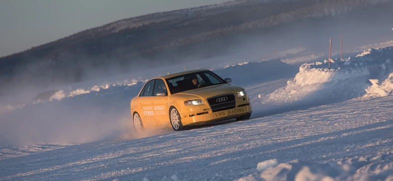 Audi RS4 z manualną skrzynią, napędem quattro i oczywiście kolcowanymi „zimówkami” – zabawa gwarantowana