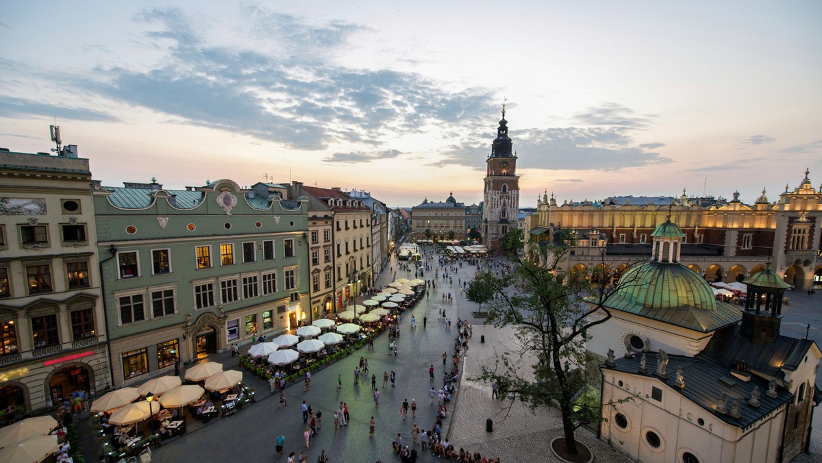 Będą zmiany w uchwale o parku kulturowym miasta Krakowa. Prawo miejscowe, które chroni ścisłe centrum, uchwalono w listopadzie 2010 roku. Urzędnicy i radni zastanawiają się teraz, który punkt poprawić, gdzie rygor wzmocnić a co przedsiębiorcom i właścicielom budynków odpuścić. Tej sprawie poświęcone było spotkanie komisji planowania przestrzennego Rady Miasta Krakowa. Uczestniczyli w niej między innymi konserwatorzy zabytków.