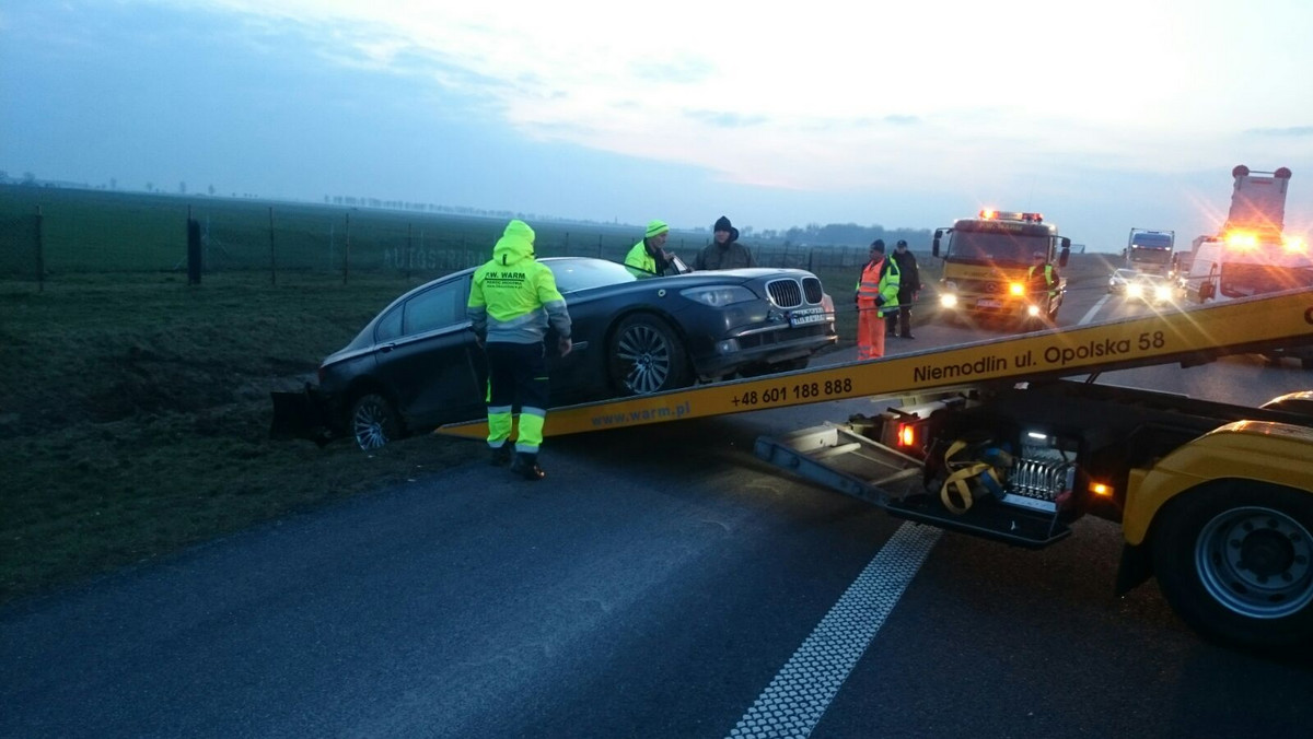 Prokuratura Rejonowa w Brzegu przeprowadziła oględziny miejsca na autostradzie A4, gdzie doszło wczoraj do uszkodzenia opony pojazdu, którym podróżował prezydent Andrzej Duda. Oględzinom z udziałem biegłych poddawany jest też samochód.