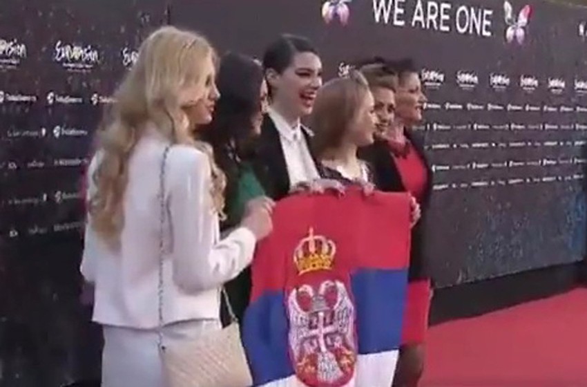 "Moje tri" na crvenom tepihu