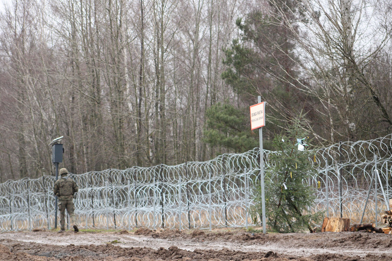 Choinka przy jednym z wojskowych posterunków przy granicy z Białorusią, okolice Szudziałowa, woj. podlaskie, 16.12.2021.