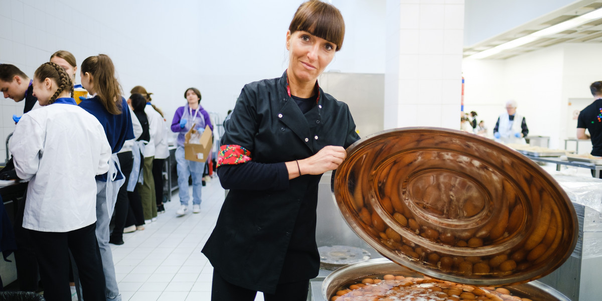 Agnieszka Koska szefowa kuchni nadzoruje prace nad przygotowaniami śniadania wielkanocnego w MCK.
