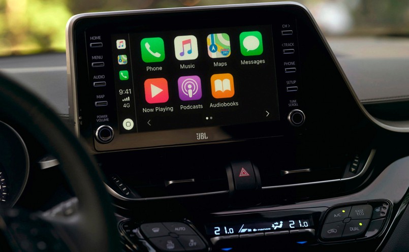 Wraz z modernizacją C-HR Toyota wreszcie dołącza do grona producentów oferujących układy z Apple CarPlay i Android Auto. Pojawią się one we wszystkich wersjach Japońskiego auta. Nowością jest także nawigacja ze zdalnie aktualizowanymi mapami