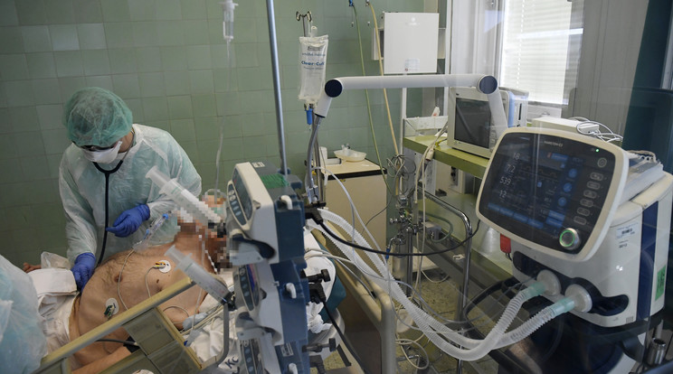 A Dél-pesti Kórházban is kezelnek koronavírusos betegeket, de minden kórházban felszabadítottak ágyakat /Fotó: MTI Kovács Tamás