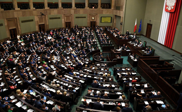 Posłowie i senatorowie będą zarabiać mniej. Sejm za ustawą obniżającą uposażenia parlamentarzystów o 20 proc.