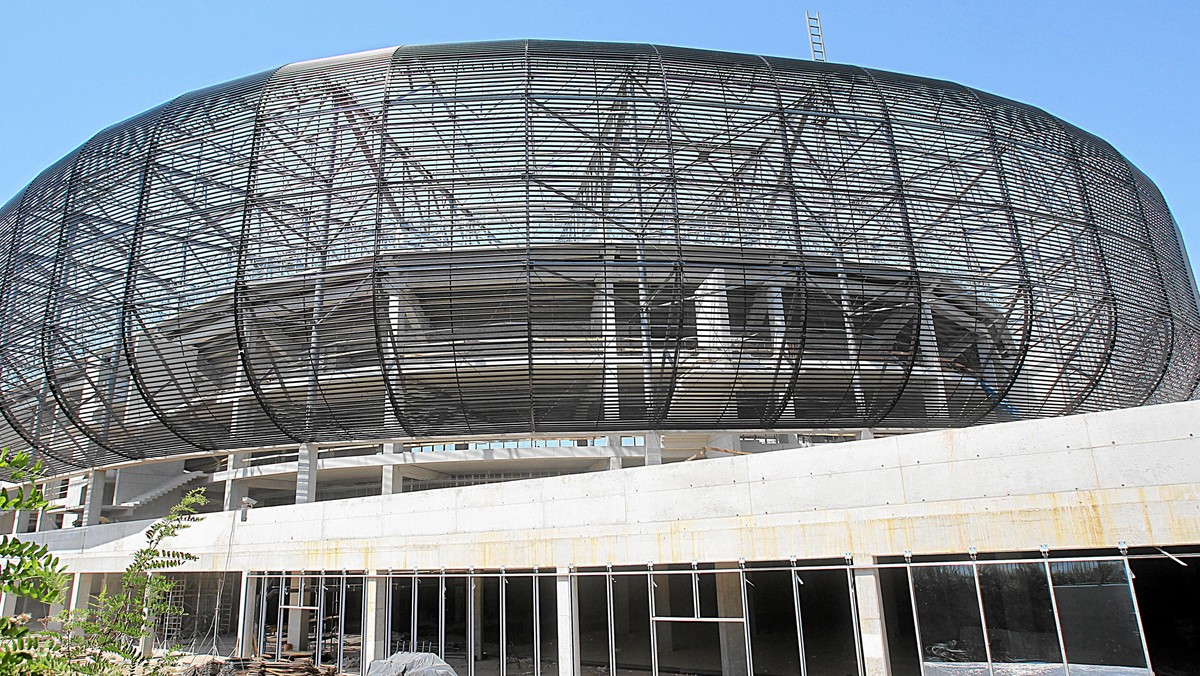 W ciągu kilku dni wznowione mają być roboty przy przebudowie stadionu w Zabrzu. Spółka Stadion w Zabrzu podpisała umowy na dokończenie dachu obiektu oraz na emisję obligacji, która pozwoli na sfinansowanie pozostałych prac.