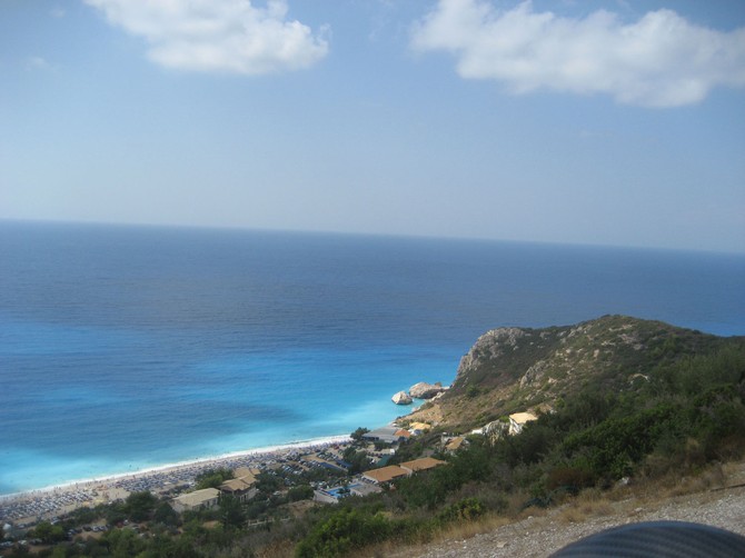 30118_Mesto-sa-kog-skacu-paraglajderi-iznad-plaze-Katiyma