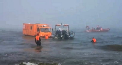 Niecodzienna akcja ratowników. W morzu pojawiła się... ciężarówka. "Ale dzik" [WIDEO]