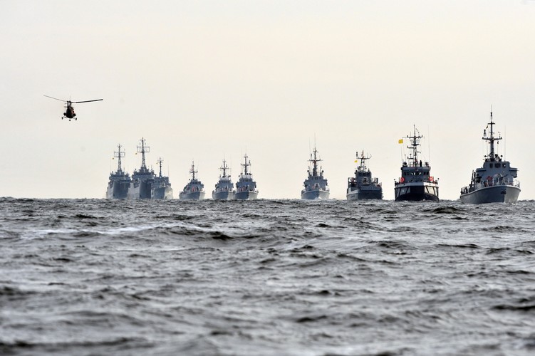 Jednostki będą ćwiczyć m.in. załadunek na pokład okrętów ciężkiego sprzętu (kołowych transporterów opancerzonych Rosomak). W tych ćwiczenia wezmą udział żołnierze 12. Brygady Zmechanizowanej. <br><br> fot. (ukit) PAP/Marcin Bielecki