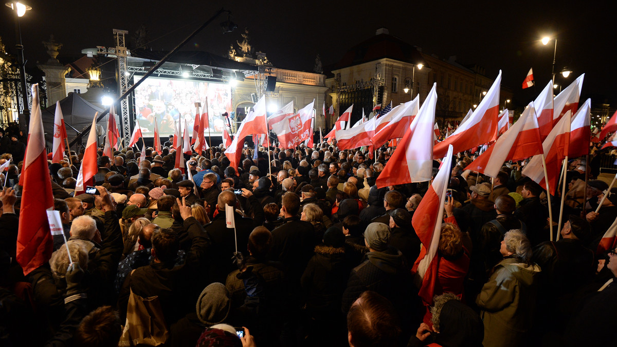 Trzy przemówienia – Andrzeja Dudy, Jarosława Kaczyńskiego i Antoniego Macierewicza – zapamiętamy po 6. rocznicy katastrofy smoleńskiej. Każde z nich miało inny wydźwięk i każde spotkało się ze zdecydowanie innymi reakcjami. Na koniec jednak największym echem odbiją się słowa prezesa PiS, który w emocjonalnym wystąpieniu na Krakowskim Przedmieściu w Warszawie zapowiedział m.in. budowę pomnika smoleńskiego, a także dziękował szefowi MON. Co powiedzieli dziś najważniejsi politycy w państwie?