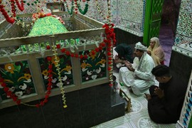 Otac dvoje dece LAŽIRAO SOPSTVENU SAHRANU, razlog je BIZARAN: Kad je SKOČIO SA ODRA ljudi su počeli da vrište, a onda su uradili NEŠTO NEOČEKIVANO