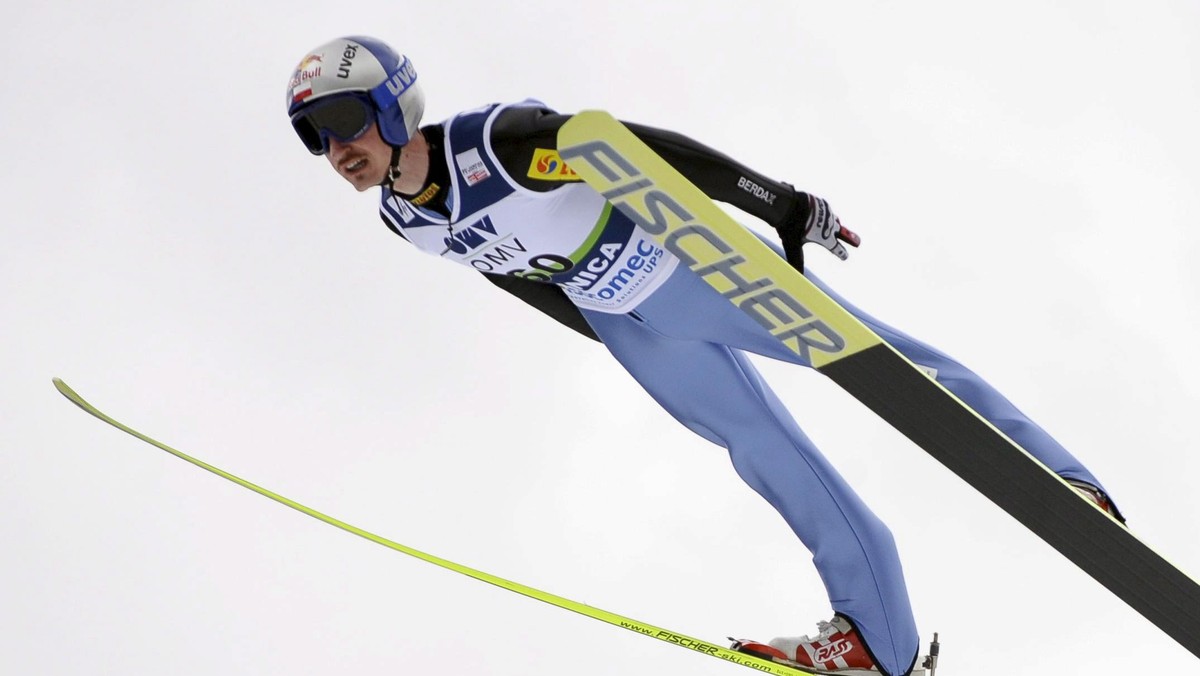 Najdalej w serii próbnej przed zawodami na mamucie w Planicy szybowali reprezentanci Austrii. Zwycięzcą treningu został Gregor Schlierenzauer (212,5 m), tuż za nim uplasował się lider Pucharu Świata, Thomas Morgenstern (210,5 m). Najdalej z Polaków szybował na Velikance... Piotr Żyła, który z wyższej belki startowej skoczył 206 metrów. Adam Małysz osiągnął 203,5 metra, był wyżej od Andreasa Koflera, z którym walczy o trzecią pozycję w PŚ.