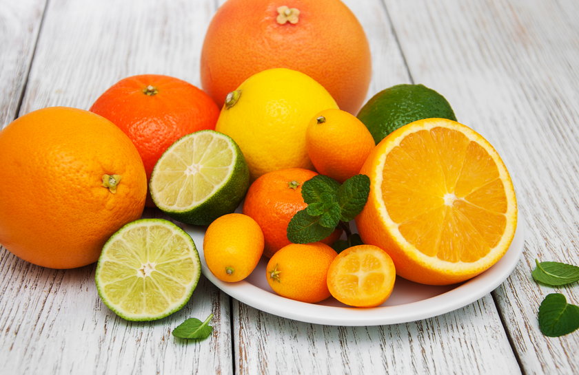 Sok z cytryn czy pomarańczy na dłoniach także może wywołać poparzenie skóry od słońca.