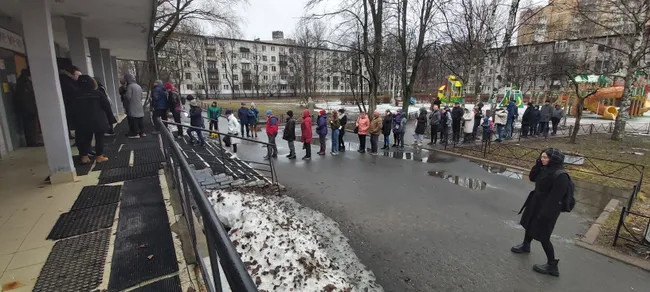 Rosjanie stoją w kolejkach przed lokalami wyborczymi w Rosji w ramach akcji "W południe przeciwko Putinowi"