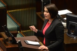 Przywileje dla zaszczepionych? "Posłowie PiS walczą z projektem własnego rządu"