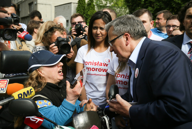 Poruszająca się na wózku inwalidzkim kobieta poskarżyła mu się, że urzędy nie chcą załatwić jej sprawy. Prezydent zadzwonił do jednego ze swych współpracowników i poprosił, aby sekretarz stanu do spraw społecznych Irena Wóycicka jeszcze dziś przyjęła kobietę i sprawdziła, co można dla niej zrobić. Bronisław Komorowski rozmawiał też z inną kobietą o jej procesie sądowym.