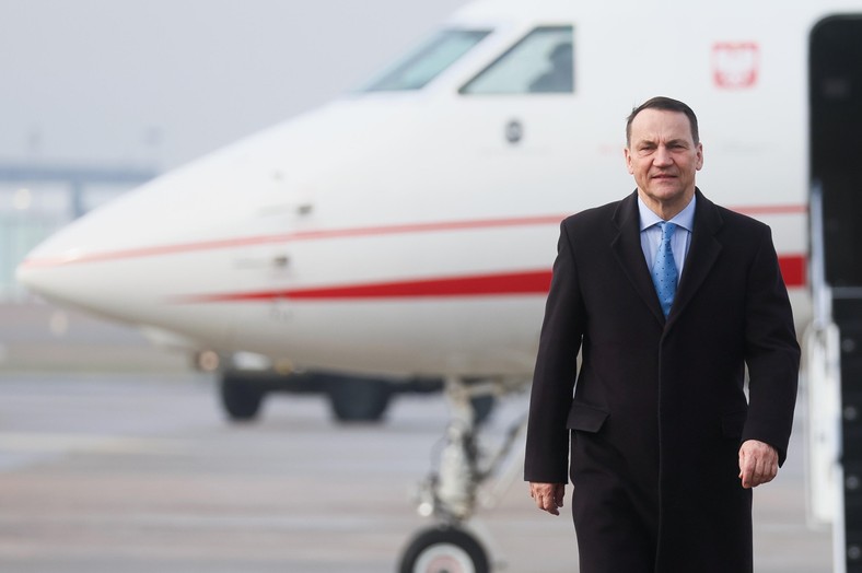 Minister spraw zagranicznych Radosław Sikorski na lotnisku Okęcie w Warszawie, 27 lutego 2024 r.