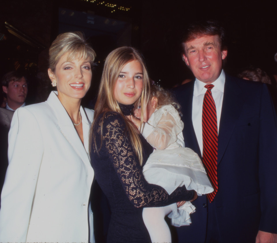 Od bogatego dziecka do pierwszej córki. Życie Ivanki Trump (na zdj. z ojcem i Marlą Maples oraz przyrodnią siostrą Tiffany)