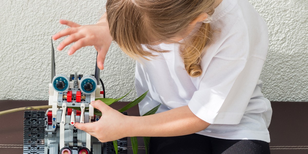 Eksperyment z udziałem robotów, dzieci oraz dorosłych wykazał, że choć ci ostatni nie czują się zobowiązani do podążania za przykładem maszyn - dzieci naśladują je bardzo chętnie i wręcz naturalnie podlegają sugestiom ze strony robotów