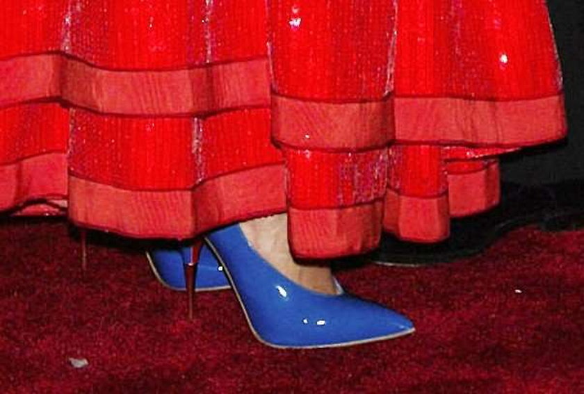 Niebieskie szpilki, czerwona sukienka - Carey Mulligan - Katie Holmes