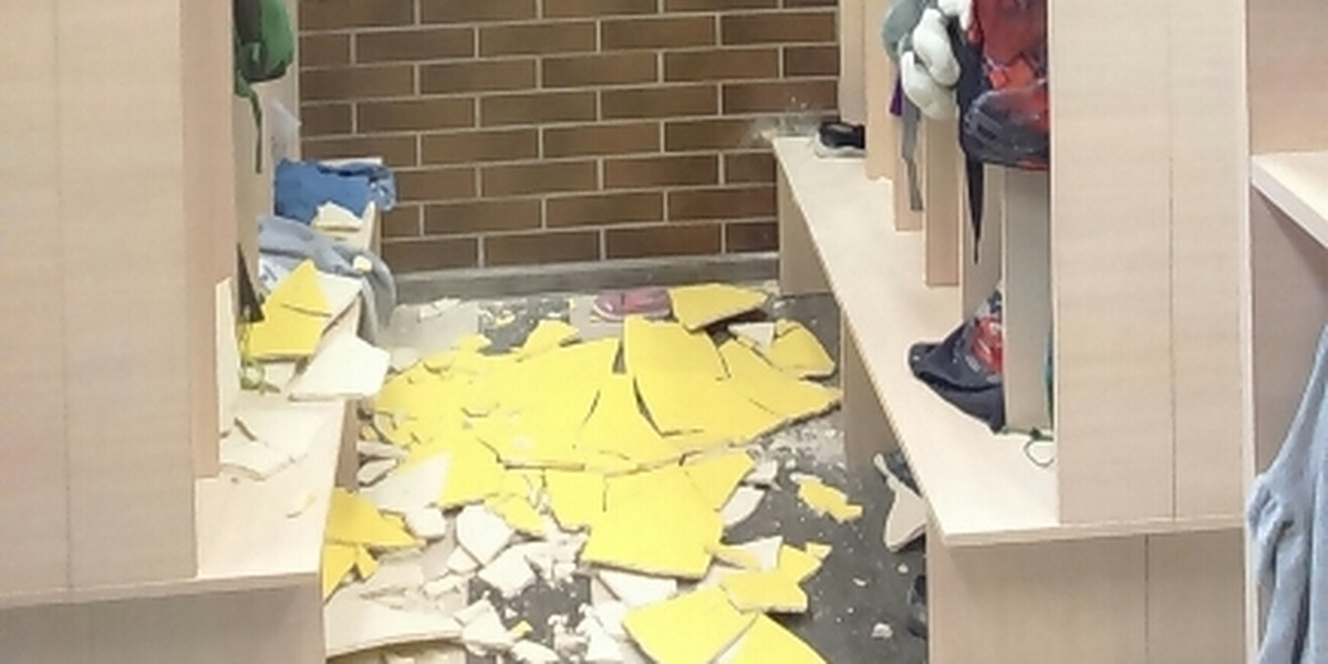 W przedszkolu w gminie Chmielno zarwał się sufit. Tynk runął obok opiekunki