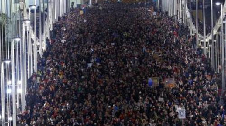 Ezrek tüntettek a korrupció ellen Budapesten