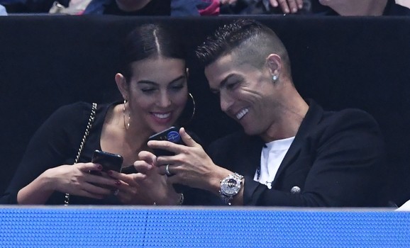 Kristijano Ronaldo i Georgina Rodrigez iz lože posmatraju duel Novaka Đokovića i Džona Iznera