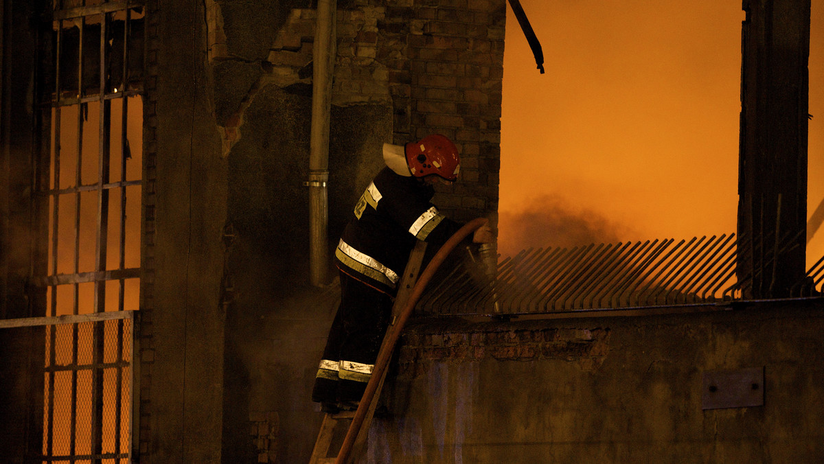 Strażacy wciąż dogaszają pożar hali produkcyjnej znajdującej się na terenie dawnej Stoczni Gdańskiej, który wybuchł w czwartek wieczorem. W obiekcie jedna ze spółek produkowała luksusowe jachty.