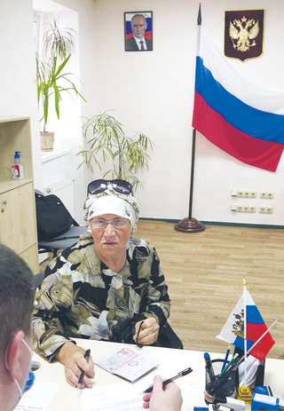 Centrum wydawania rosyjskich dowodów w Chersoniu (zdjęcie sprzed wyzwolenia miasta)