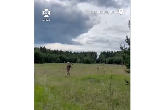 (VIDEO) PUŠKOM OBOREN MOĆNI DRON! Nesvakidašnji prizori sa fronta: Ukrajinski vojnik video da se letelica približava i NAMESTIO NIŠAN