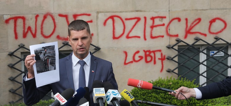 Imiona nieżyjących nastolatków LGBT na gmachu MEN. Piontkowski: Barbarzyńcy niszczą zabytki