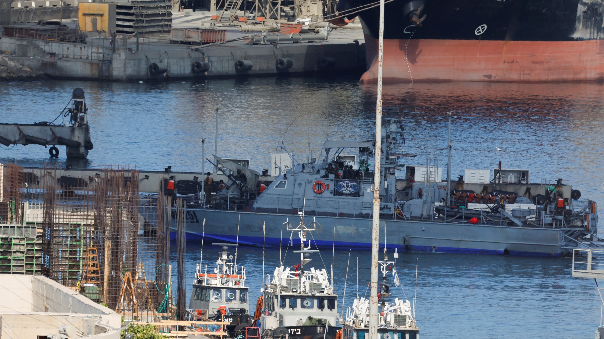 Plavidlo izraelského námorníctva prichádza do prístavu Ašdod po tom, ako Izrael zadržal niektoré z plavidiel flotily Global Sumud, ktorej cieľom bolo dostať sa do Gazy a prelomiť izraelskú námornú blokádu.