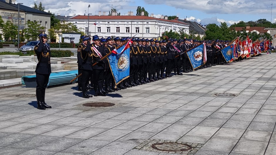 Odznaczenia, defilada, pokazy sprzętu strażackiego - wojewódzkie obchody Dnia Strażaka w Tomaszowie