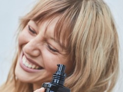 Latem włosy potrzebują kosmetyków z filtrem UV. Dlaczego i które przede wszystkim?