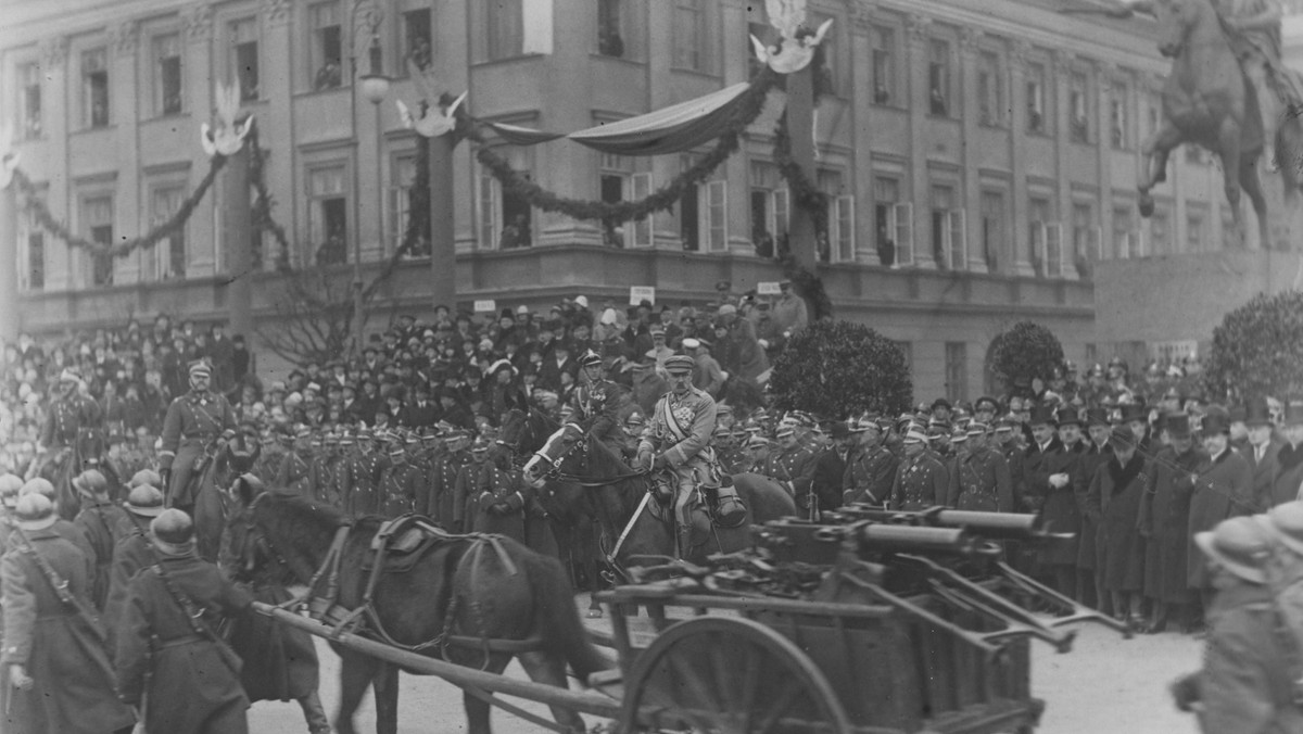 Marszałek Józef Piłsudski przyjmuje defiladę oddziałów piechoty podczas obchodów Święta Niepodległości na placu Saskim w Warszawie, 11 listopada 1927 r.