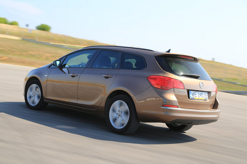 Opel Astra Sports Tourer vs. Seat Leon ST