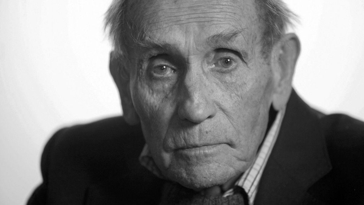 Tadeusz Konwicki nie żyje. Jak informuje "Rzeczpospolita", pisarz i reżyser długo chorował. Autor książkowej "Małej apokalipsy" i filmowego "Ostatniego dnia lata" zmarł w swym warszawskim mieszkaniu. Konwicki miał 88 lat.