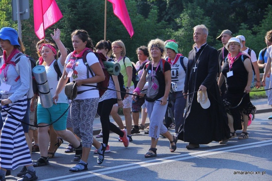 Policjantka Anna Zielińska-Brudek (tuż za nią idzie Jan  Piotrowski, biskup Kielc). "Modlę się stopami" - mówi.