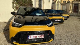 nowa toyota znika w ciemno. jest ładna, szybka i spala 3,9 l na 100 km. ile kosztuje?