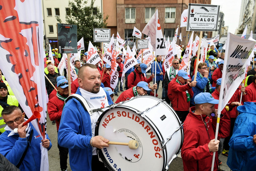 Związkowcy z Solidarności podczas pikiety przed warszawską siedzibą Polskiej Grupy Energetycznej.