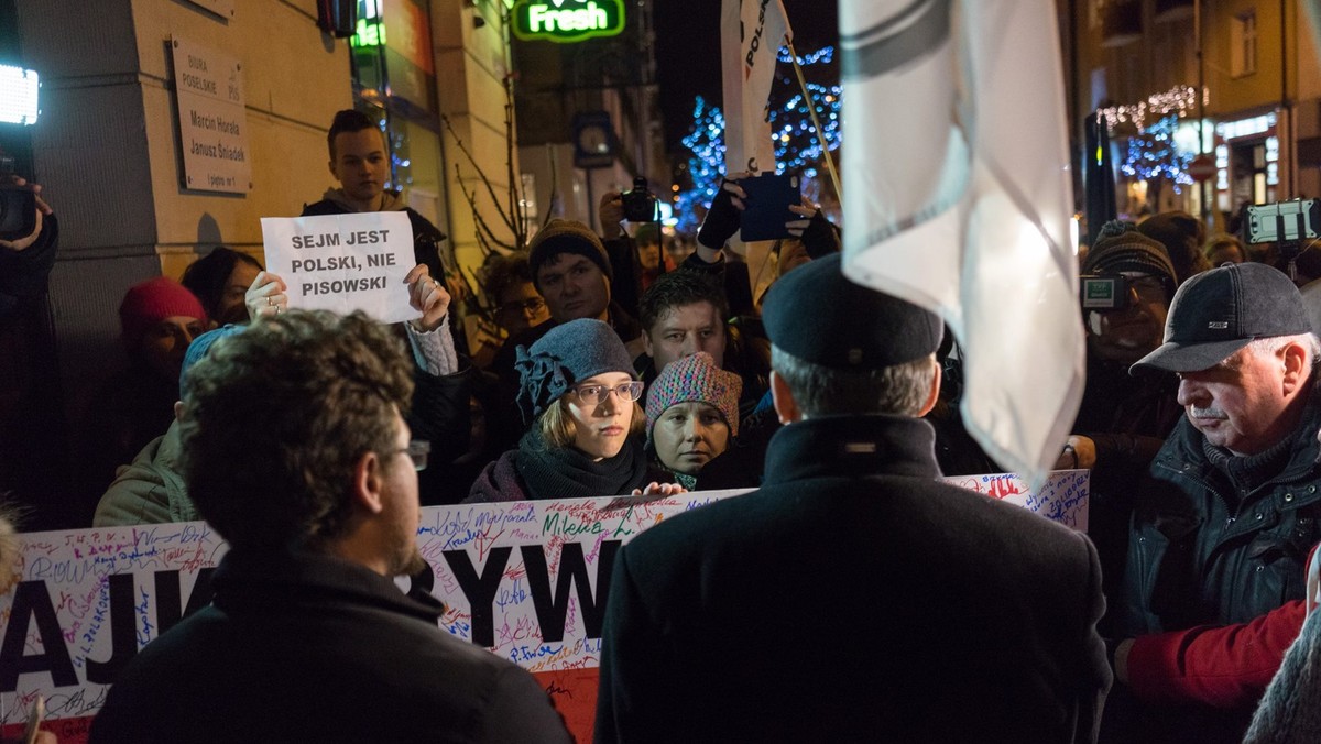 Pod gdyńską siedzibą Prawa i Sprawiedliwości miał miejsce wczoraj kolejny protest ludzi niezadowolonych z działań obecnego rządu. - Wyszedłem do manifestujących z opłatkiem, ale właściwie nikt nie chciał się ze mną nim podzielić. Mimo wszystko, udało nam się trochę porozmawiać – komentuje w rozmowie z Onetem poseł PiS Marcin Horała. - Mamy nadzieję, że taka dyskusja to będzie reguła, nie wyjątek – ripostuje druga strona politycznego sporu.