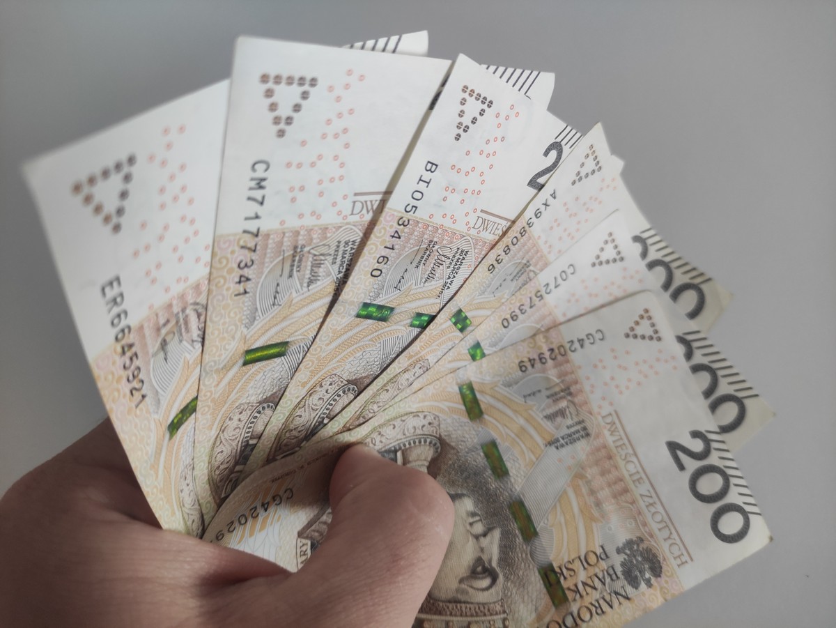 Nie 12%, lecz 10% podatku. Drugi próg wzrośnie do 150 tys. zł, a kwota wolna do 60 tys. zł. Umowa o pracę stanie się bardziej opłacalna niż B2B?