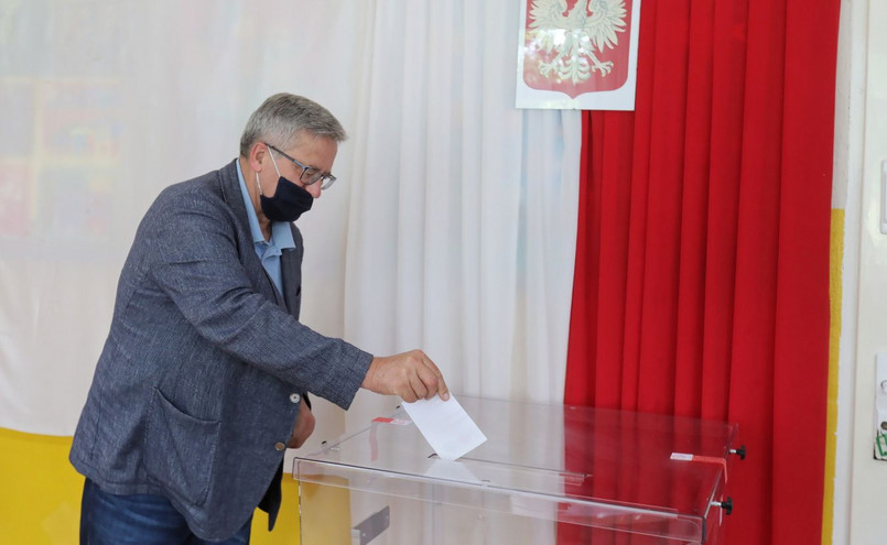 Bronisław Komorowski głosuje