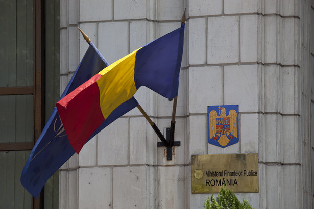 Flagi Rumunii i Nato na budynku ministerstwa finansów